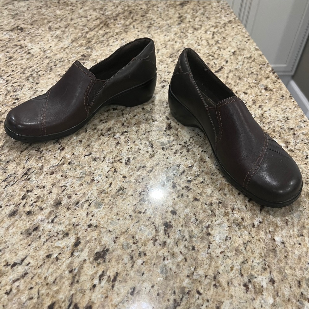 Clarks‎ Womens Brown Leather Slip On Wedge Loafers Pleated Round Toe Shoes 8.5M